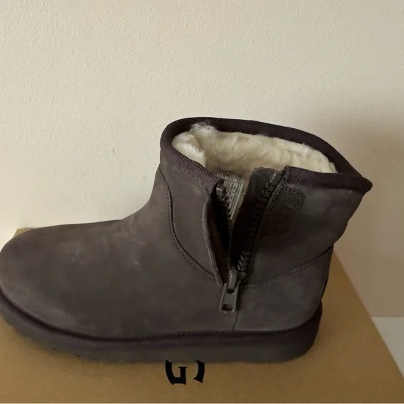 UGG Adri Classic Mini Suede Fur Lined Zip Boot. Boy. Girl. Unisex. Size: 4 - Picture 4 of 12